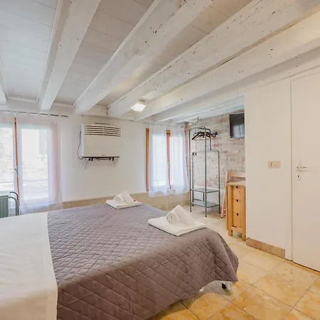 Balastro Design - Center Guest house 3*